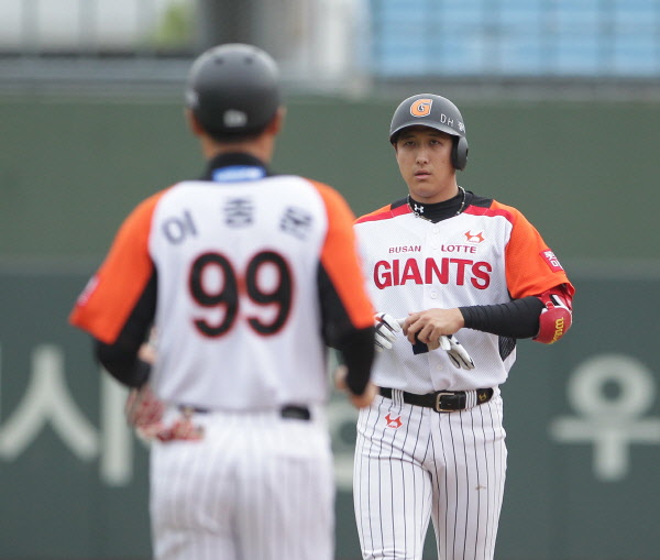 황재균 좌중간 2투타로 선취 타점